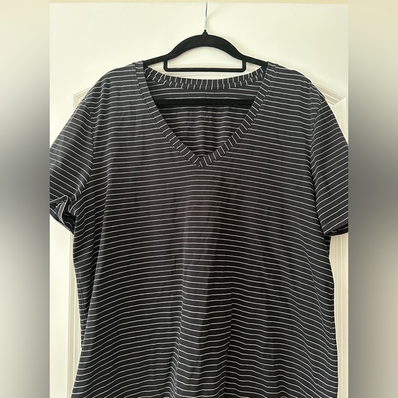 Lululemon love tee vneck - Picture 1 of 8